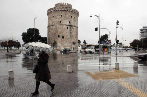 Θεσσαλονίκη: Πλημμύρισαν σπίτια-μαγαζιά από σφοδρή χαλαζόπτωση (video)