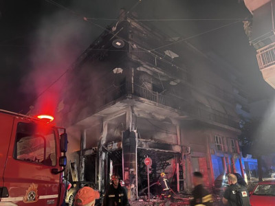 Στις φλόγες κατάστημα επίπλων στο ισόγειο πολυκατοικίας στα Κάτω Πατήσια