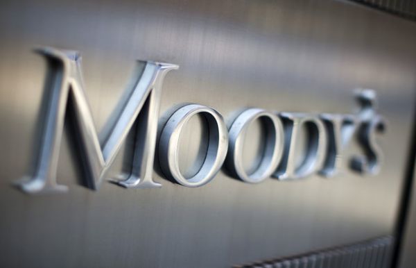 Moody&#039;s: &quot;Βλέπει&quot; αργή οικονομική ανάκαμψη και πολιτική αβεβαιότητα