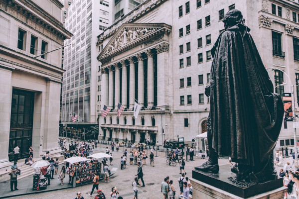 Πάρτι στη Wall Street με ώθηση από τις τεχνολογικές μετοχές και την πτώση των τιμών πετρελαίου