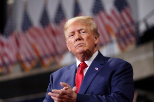 Πόλεμος Τραμπ - ΜΜΕ: «Κόβει» CNN, MS NOW και Politico από τον Λευκό Οίκο