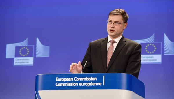 Dombrovskis: Πρώτα η αξιολόγηση, μετά το χρέος