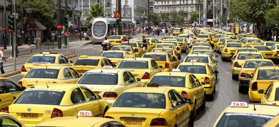 Το 67% των οδηγών ταξί της Αθήνας εργάζεται 12ωρο
