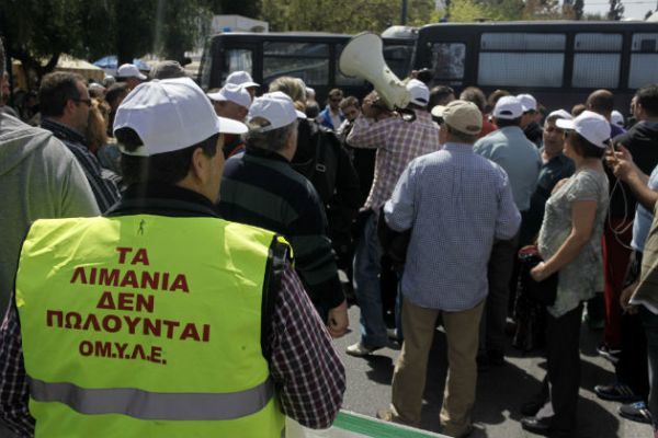 ΟΛΠ: Συγκέντρωση διαμαρτυρίας λιμενεργατών έξω από το ΧΑ