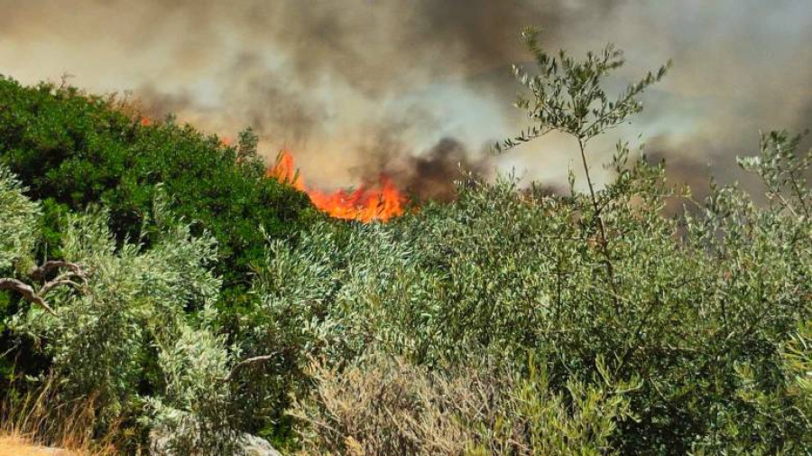Φωτιά στην περιοχή Άνω Άκρια Ηρακλείου–Μήνυμα του «112» για απομάκρυνση
