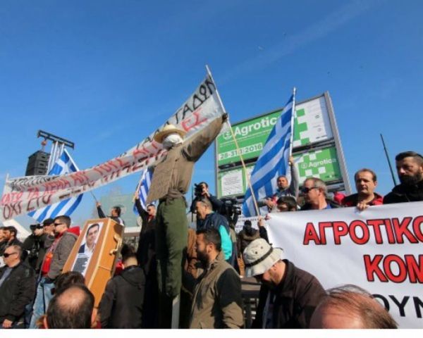 Θεσσαλονίκη: Επεισόδια το απόγευμα-Φέρετρο με τον Τσίπρα έφτιαξαν οι αγρότες