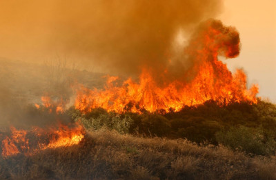 Φωτιά στο Κερατσίνι-Προκλήθηκε από κεραυνό