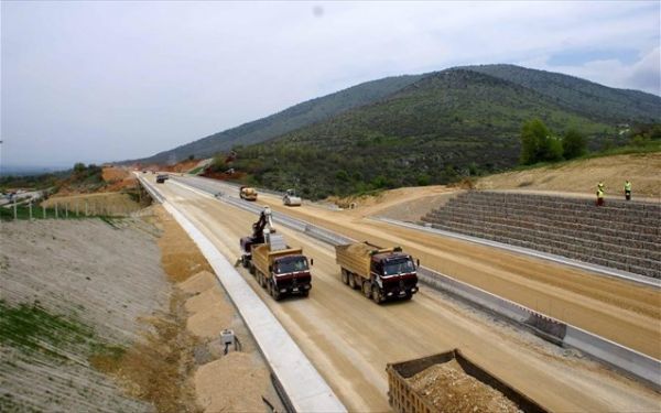 Παγώνει η Κομισιόν κονδύλια λόγω της έρευνας στις κατασκευαστικές