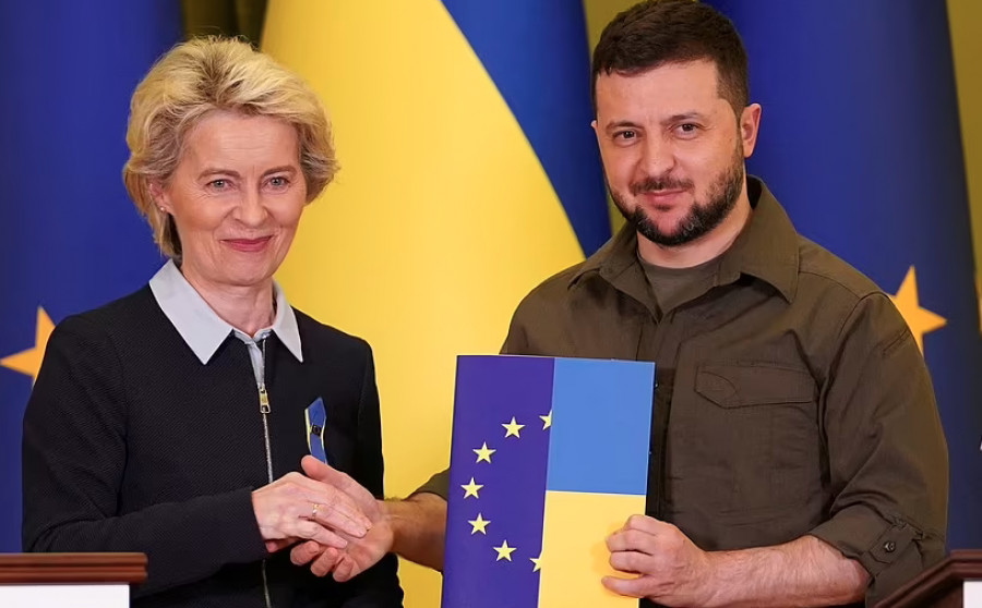 Κομισιόν: «Ναι» στην υποψηφιότητα της Ουκρανίας για ένταξη στην ΕΕ