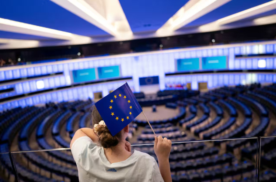 Η επικαιροποιημένη πρόβλεψη για την κατανομή εδρών στο Ευρωκοινοβούλιο