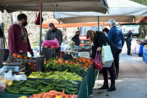 Λαϊκές αγορές: Καταργείται η φορολογική και ασφαλιστική ενημερότητα για άδειες