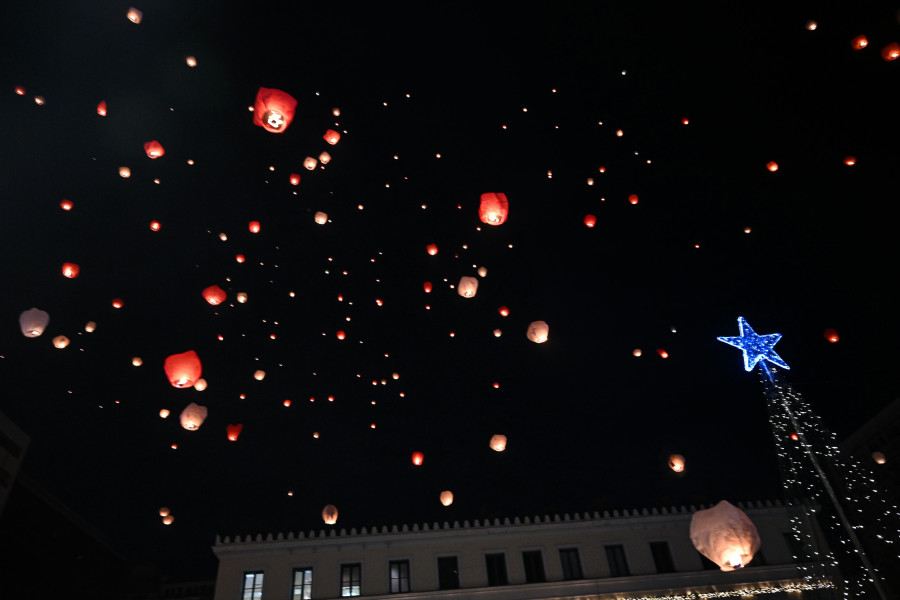 Εκατοντάδες φαναράκια με ευχές στον ουρανό της Αθήνας