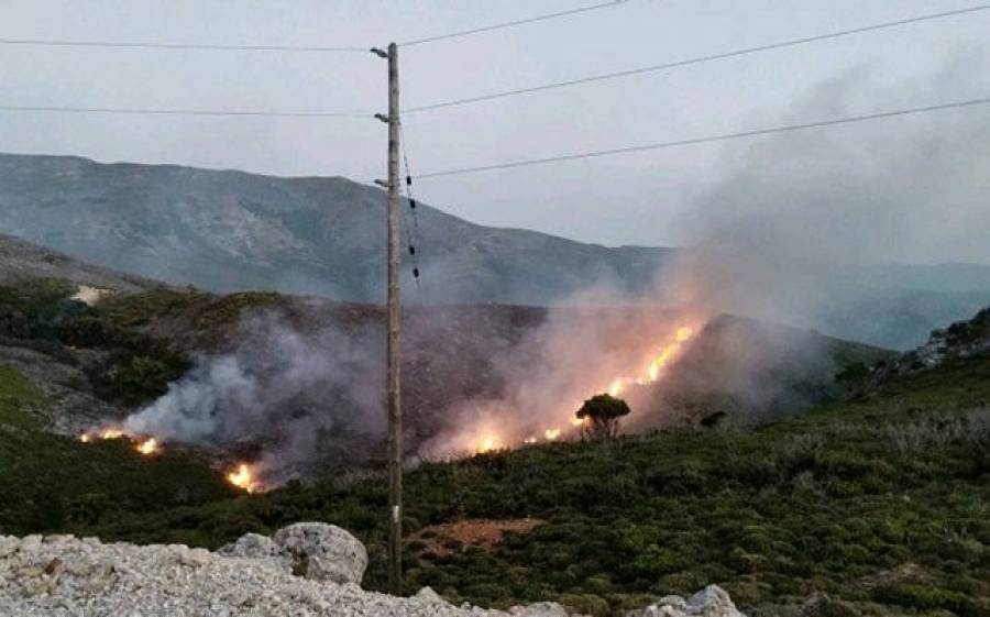 Για δεύτερη μέρα μαίνεται η πυρκαγιά στα Χανιά