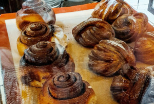 Δοκιμάζουμε παρέα τα καλύτερα cinnamon rolls της πόλης