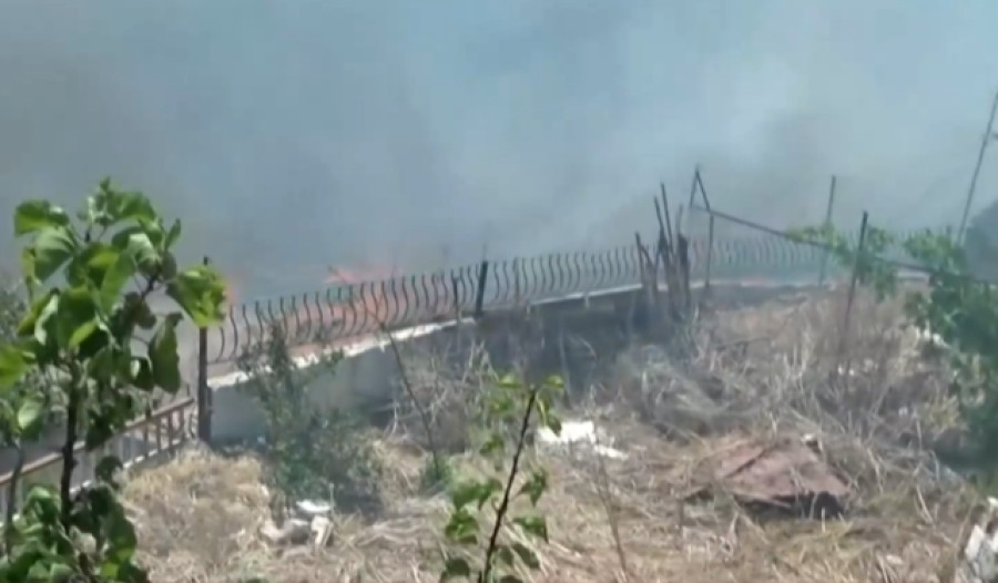 Φωτιά στην Κερατέα, κάηκαν σπίτια- Μήνυμα 112 για εκκένωση