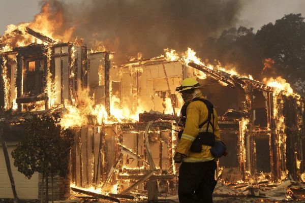 Κρανίου τόπος η Καλιφόρνια: 10 νεκροί και 300.000 στρέμματα καμένα