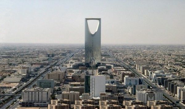 Η Σαουδική Αραβία αυξάνει το δανεισμό της και ξεκινάει περικοπές