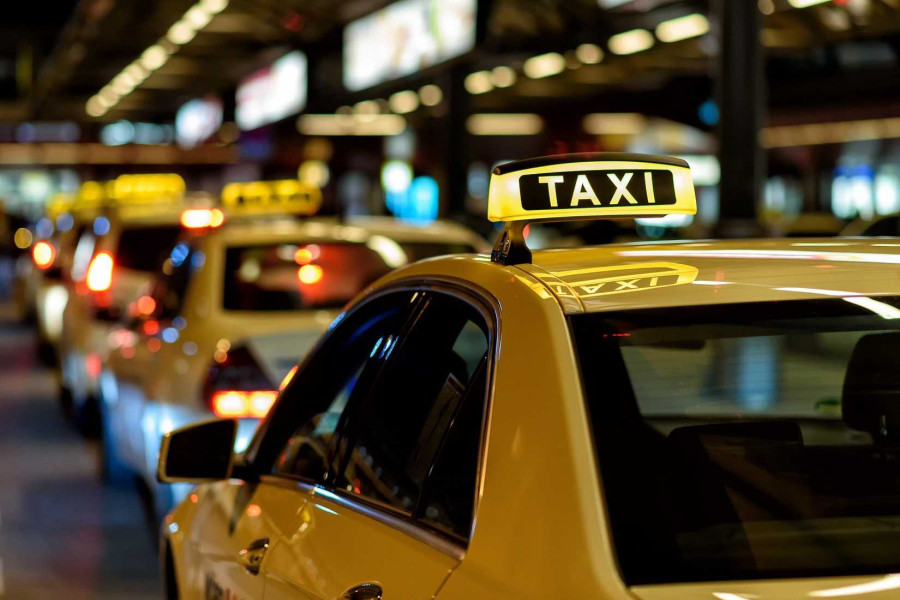 ΑΑΔΕ: Υποχρεωτική σήμανση στα ταξί για πληρωμή με κάρτα