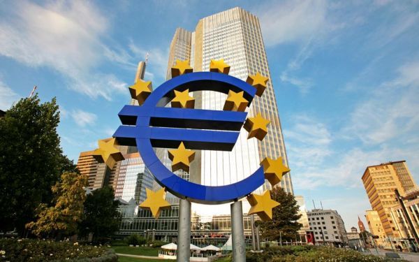 Πιέσεις στο ευρώ λόγω συνεδρίασης της ΕΚΤ