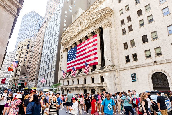 Σε ανοδικό έδαφος η Wall Street-Ράλι για τον Dow Jones