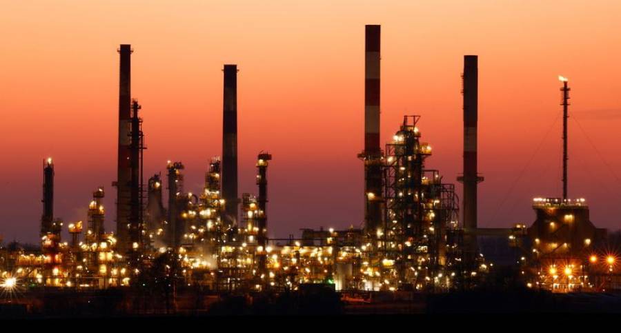 Οι περιορισμοί στην παραγωγή από τον OPEC+ «ανεβάζουν» το πετρέλαιο