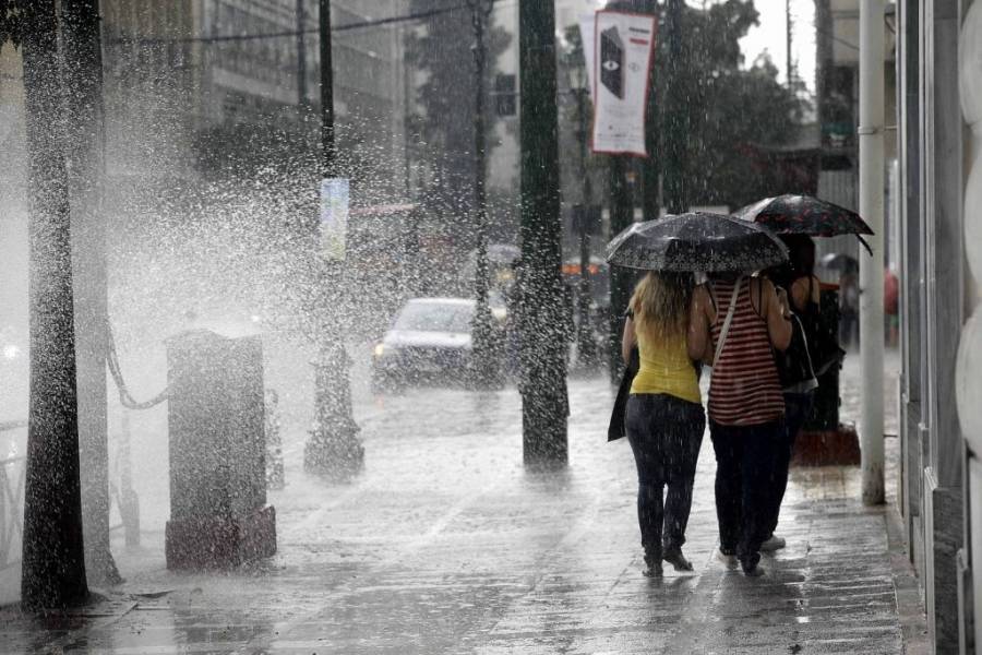 Συννεφιά, βροχές και καταιγίδες συνθέτουν το σκηνικό του καιρού