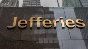 Jefferies για Χρηματιστήριο Αθηνών: Λογική η διόρθωση-Παραμένουν οι θετικοί καταλύτες