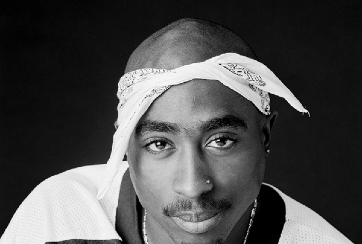 Тупак. Тупак в белой бандане. Тупак Амару Шакур. 2пак Шакур. 2pac.