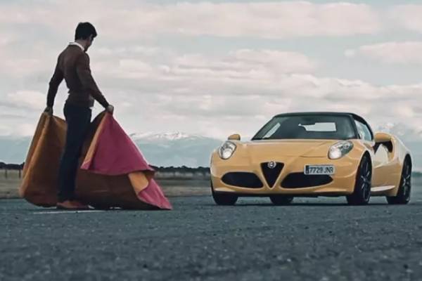 Ένας ταυρομάχος αντιμέτωπος με μια Alfa Romeo 4C Spider