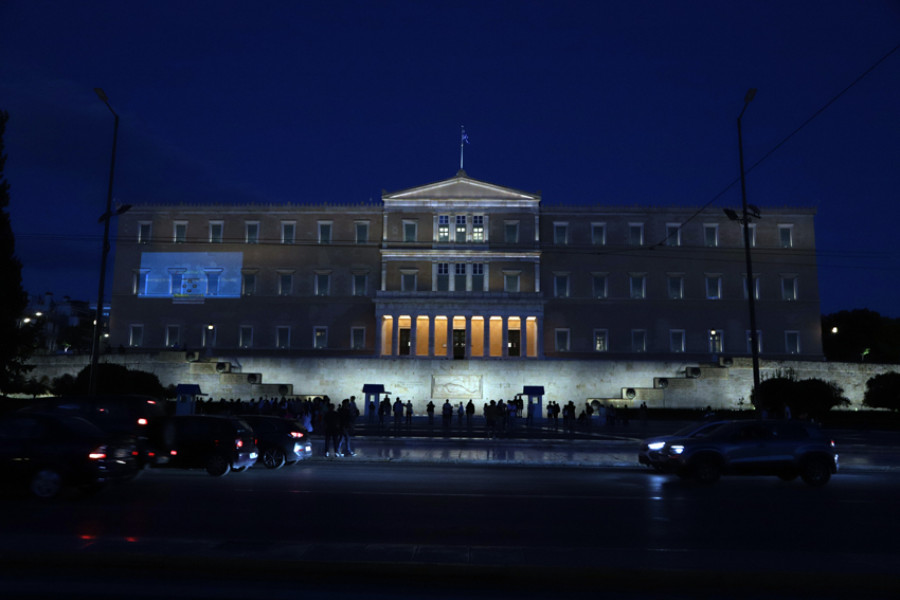 Βουλή: Φωταγωγήθηκε για τη Διεθνή Ημέρα Νοηματικών Γλωσσών