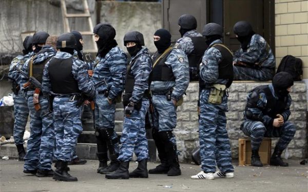 Διαλύονται οι ειδικές δυνάμεις της ουκρανικής αστυνομίας για την καταστολή των ταραχών