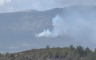 Μεγάλη φωτιά στη Ρόδο - Καίει στην περιοχή Μονόλιθος