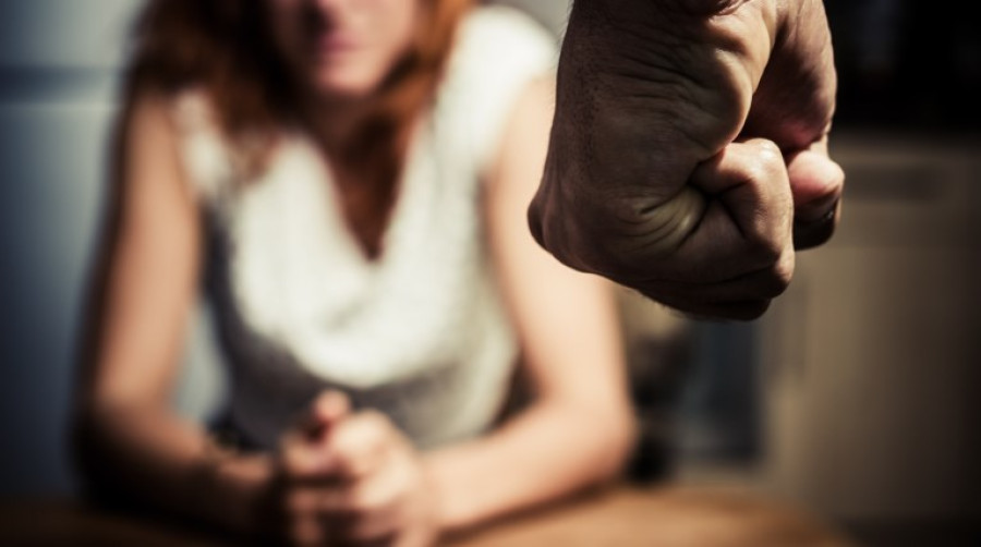 Ενδοοικογενειακή βία-Σοκαριστικά στοιχεία: 927 κλήσεις, 338 συλλήψεις σε μια εβδομάδα
