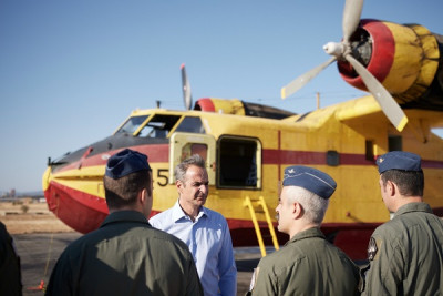 Στη βάση Canadair ο Μητσοτάκης: Χρειαζόμαστε βελτίωση στην πρόληψη