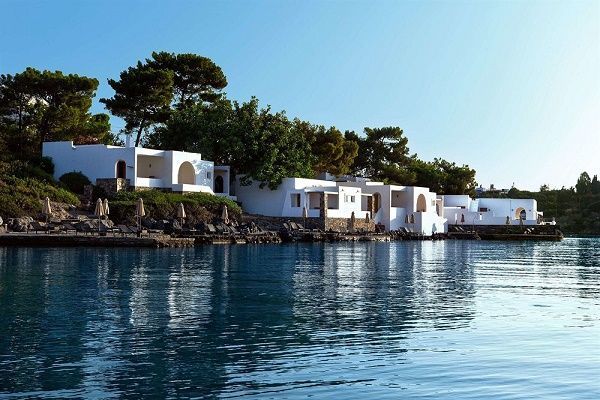 Minos Beach art hotel:Η θάλασσα βασικό θέμα των εικαστικών εκθέσεων