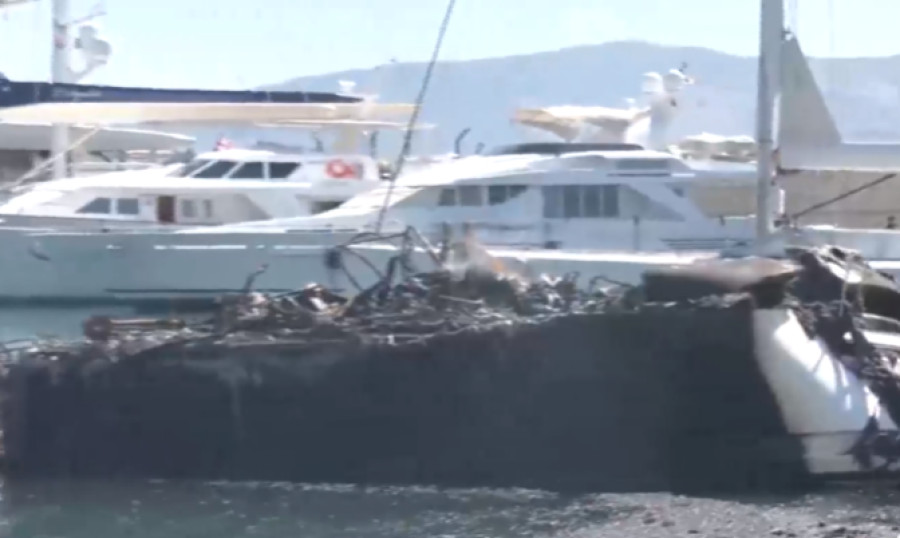 Τρία σκάφη κάηκαν στη Μαρίνα Ζέας (video)