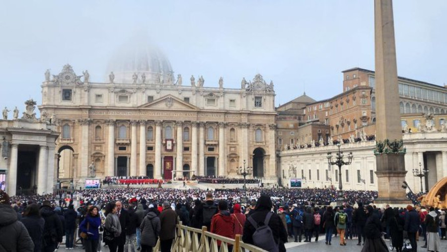 Πενήντα χιλιάδες κόσμου στην κηδεία του επίτιμου πάπα Βενέδικτου