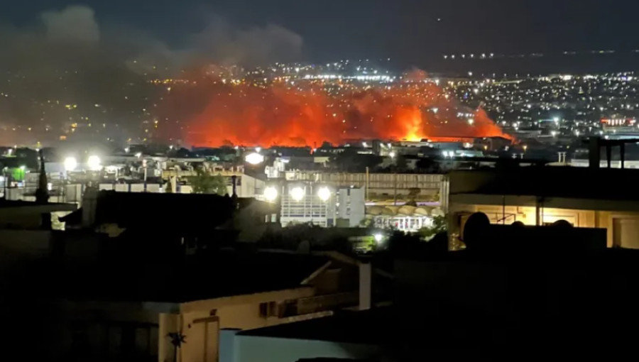 Μεγάλη πυρκαγιά σε εργοστάσια στις Αχαρνές - Υπέστησαν σοβαρές ζημιές