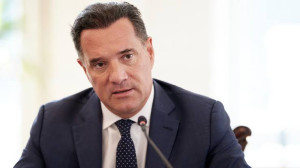 Υπόσχεση Γεωργιάδη για ελέγχους στους... κομπογιαννίτες με αιχμές για την Καρυστιανού