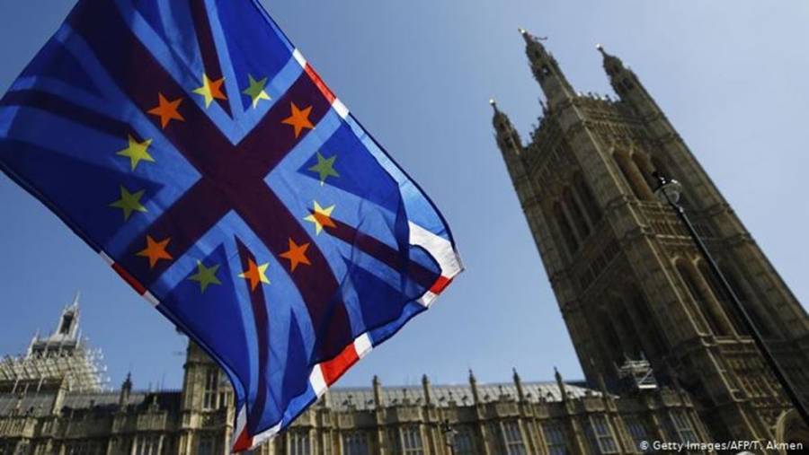 Διατεθειμένη να εξετάσει προτάσεις για το Brexit η Κομισιόν