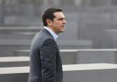 Bloomberg: Ο Τσίπρας αντιμετωπίζει προκλήσεις εντός κι εκτός