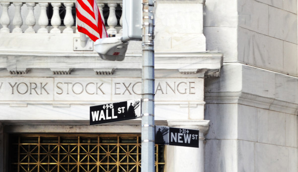 Εβδομαδιαία κέρδη στη Wall Street – Ιστορική επίδοση για τον S&P 500 παρά την ήπια διόρθωση