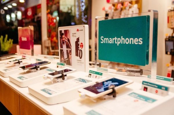 Vodafone: Ανακαίνισε 100 καταστήματα και... συνεχίζει!