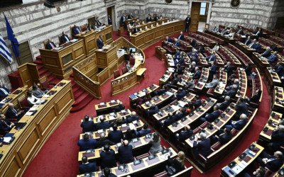 Βουλή: Άγρια κόντρα με αφορμή δημοσίευμα-φωτιά για το e-mail Τριαντόπουλου