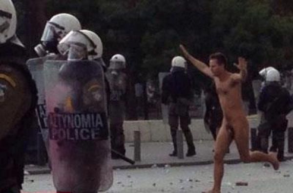 Γυμνός διαδηλωτής... μπροστά στον Άγνωστο Στρατιώτη