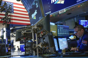 Μικρές μεταβολές και νευρικότητα στη Wall Street