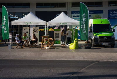 Roadshow με το ειδικά εξοπλισμένο van της Schneider Electric