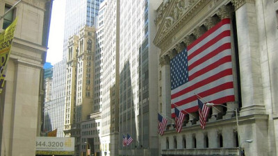 Υποχωρεί η Wall Street λόγω κλιμάκωσης της σύγκρουσης Ρωσίας-Ουκρανίας