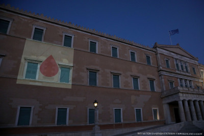 Βουλή: Φωταγωγήθηκε με κόκκινη σταγόνα για Παγκόσμια Ημέρα Εθελοντή Αιμοδότη