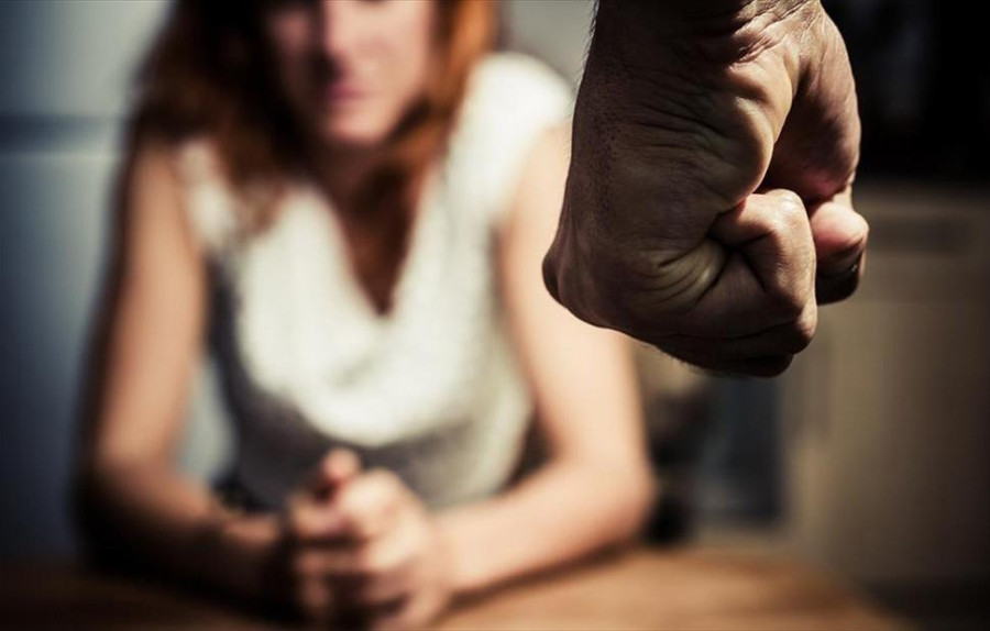 Σε παύση συμβασιούχος εργαζόμενος της ΕΡΤ για ενδοοικογενειακή βία
